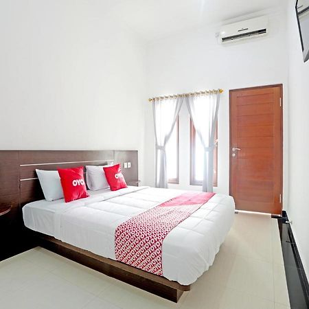 Oyo 90859 Cahaya Guest House Pesanggaran Экстерьер фото